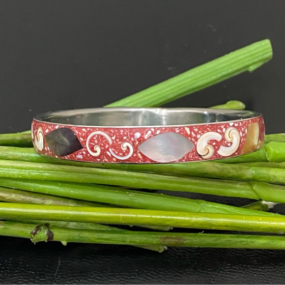 Vintage Unsigned Enamel Inlay Mother of Pearl and Shell Bangle Bracelet - Picture 8 of 13